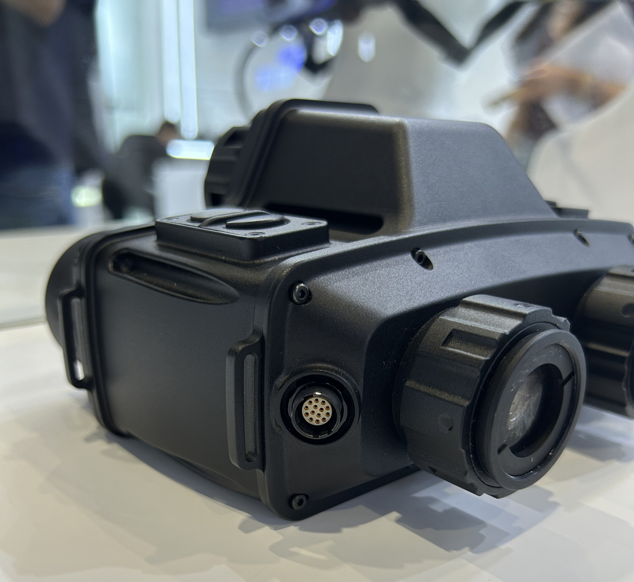 推拉自鎖連接器在紅外設備上的應用有什么優(yōu)勢？